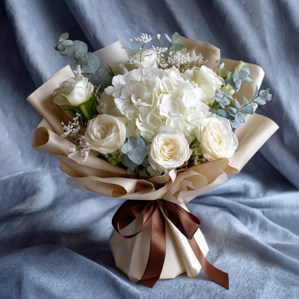 Snow Cloud Ballad — White Roses & Hydrangeas' Winter Ode​