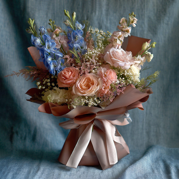 「蜜語甜玫」— 粉玫瑰與藍蝶的春日詩