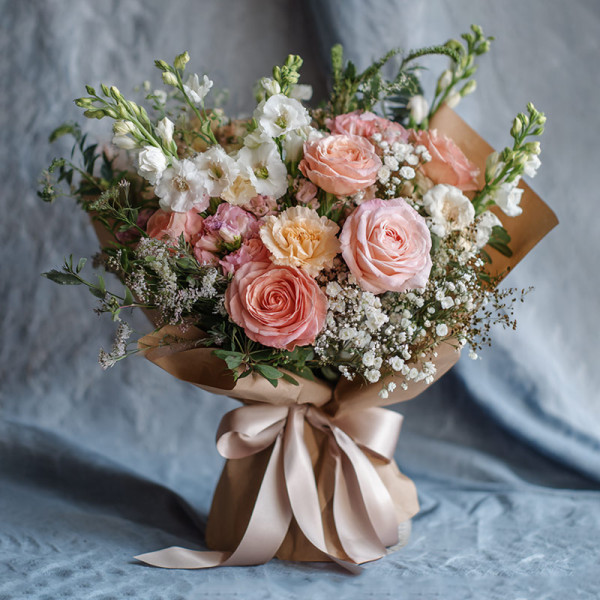 「粉霧凝香」— 玫瑰與白紫罗兰的晨光詩