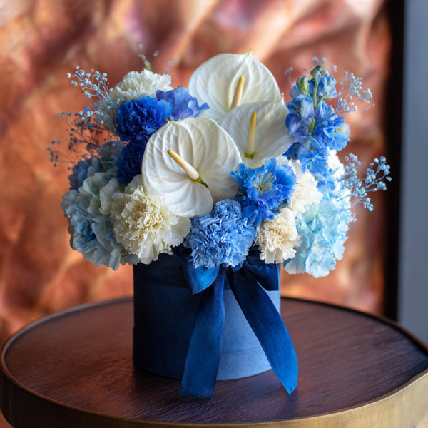 「藍星絮語」— 白掌與康乃馨的月光詩​