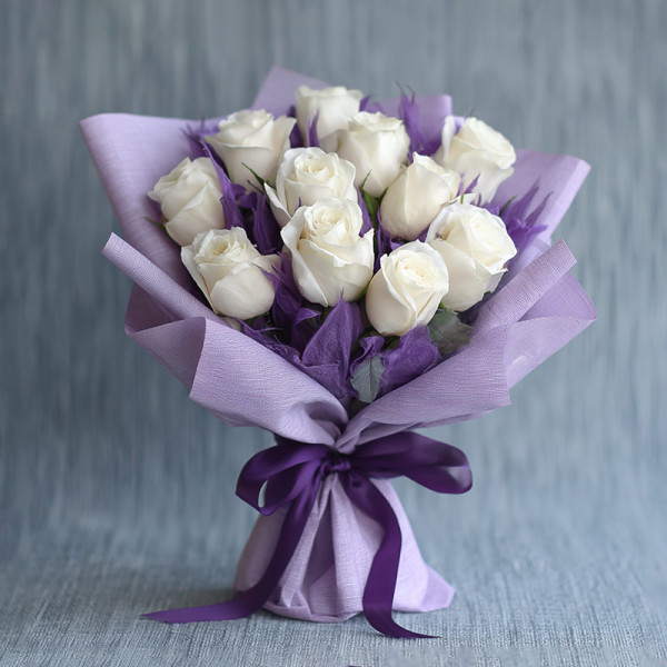 「紫霧凝香」— 白玫瑰與東方的月光詩​